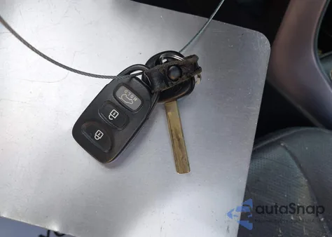 2013 Hyundai Elantra Gt Base W/Blue z USA, uszkodzony, nr VIN KMHD35LE7DU061319